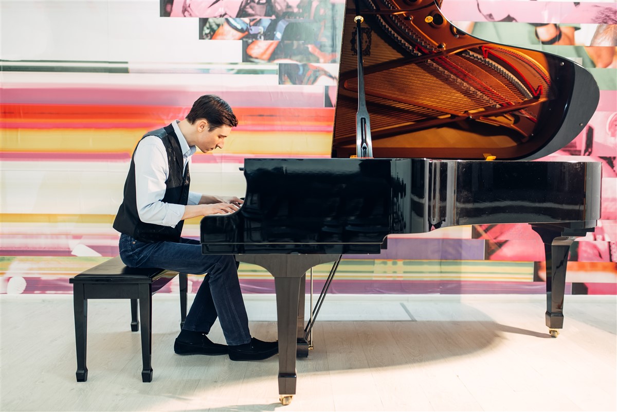 scène sur le piano